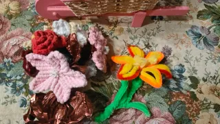 Carriola decorativa con fiori uncinetto