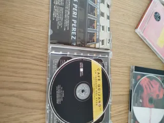 CDs: Bee Gees, Beatles, Calamaro, Quijano,12€ Und