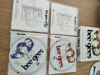 CDs: Bee Gees, Beatles, Calamaro, Quijano,12€ Und