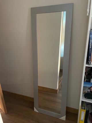 Specchio da terra con telaio in legno grigio