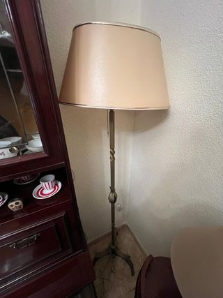 Lámpara de pie antigua beige y dorada