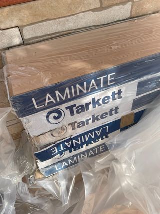 Tarima flotante nueva. 12 cajas.