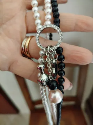 Collana perle bianche e nere con ciondoli