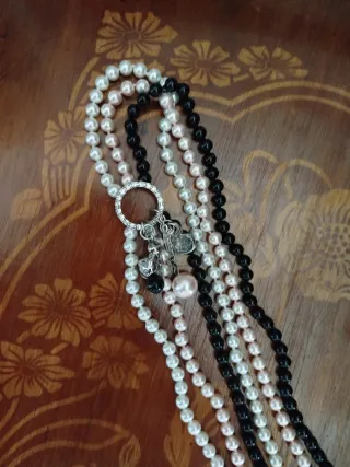 Collana perle bianche e nere con ciondoli