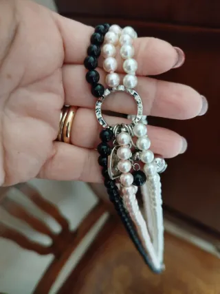Collana perle bianche e nere con ciondoli
