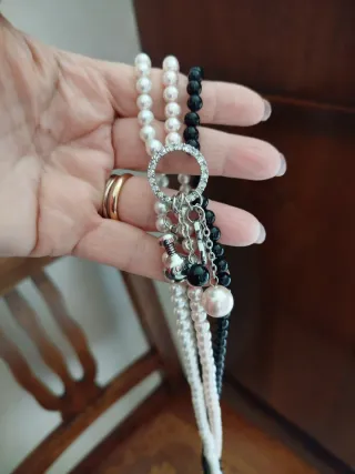 Collana perle bianche e nere con ciondoli