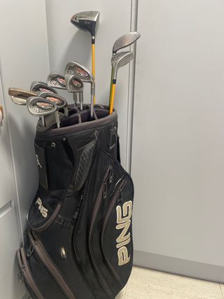 Bolsa de golf Ping i10 con palos