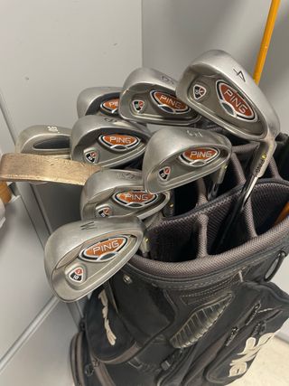 Bolsa de golf Ping i10 con palos