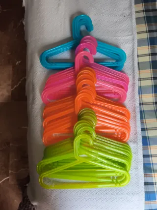 Lote de perchas de colores