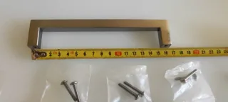 Maniglie di cucina argentate in metallo