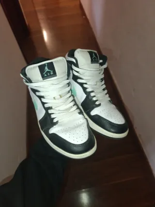 Jordan 1 Mid Negro Blanco
