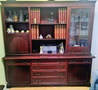 Mueble de madera con vitrina y cajones