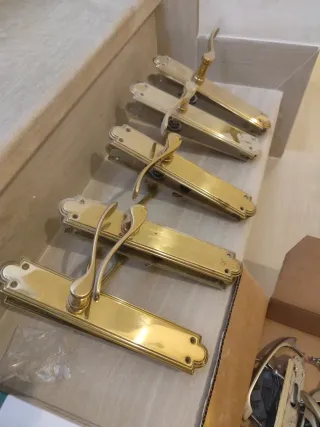 5 Manetas puerta doradas