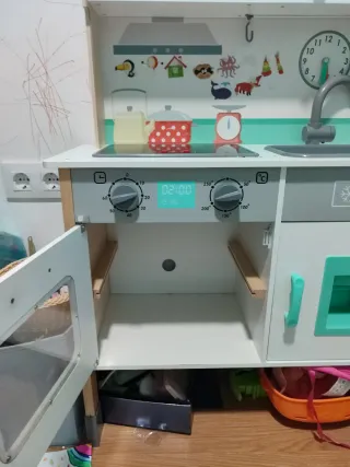 Cocina de juguete sin accesorios. Lleva gorro y de