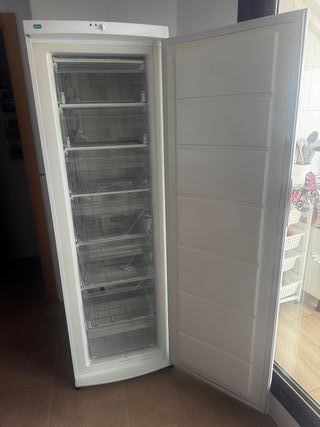 Congelador vertical blanco