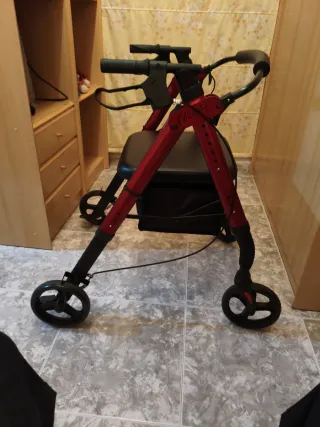 Andador 4 ruedas con asiento y frenos