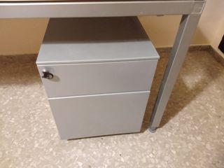 Mesa de oficina blanca con cajonera gris