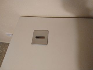 Mesa de oficina blanca con cajonera gris