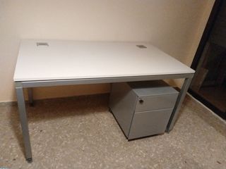 Mesa de oficina blanca con cajonera gris