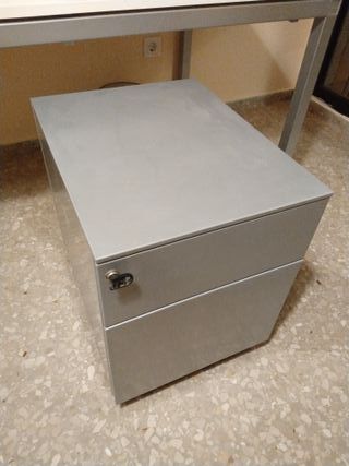 Mesa de oficina blanca con cajonera gris