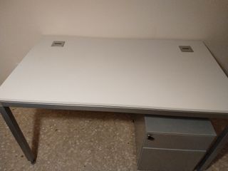 Mesa de oficina blanca con cajonera gris