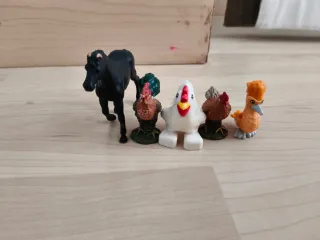 Animales de granja y pequeño tractor con remolque