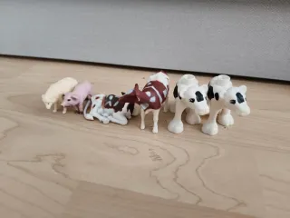 Animales de granja y pequeño tractor con remolque