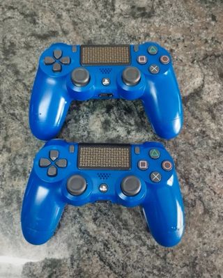 PS4 (PlayStation 4) Azul con 2 Mandos