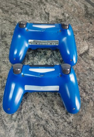 PS4 (PlayStation 4) Azul con 2 Mandos