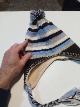 Cappello invernale a righe marrone e blu