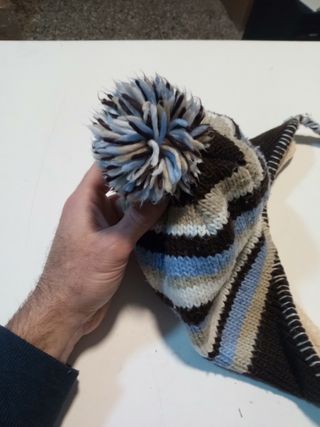 Cappello invernale a righe marrone e blu