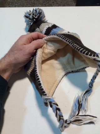 Cappello invernale a righe marrone e blu