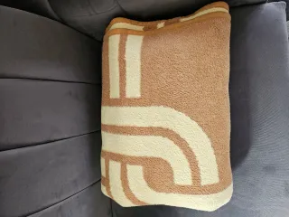 Manta beige y marrón con diseño