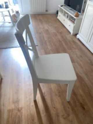 Mesa comedor y 4 sillas blancas