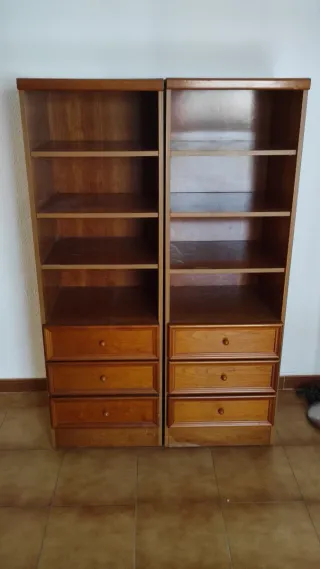 2 Estanterías de madera. 50 euros cada una.