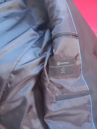 Traje negro y camisa para joven