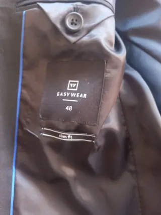 Traje negro y camisa para joven