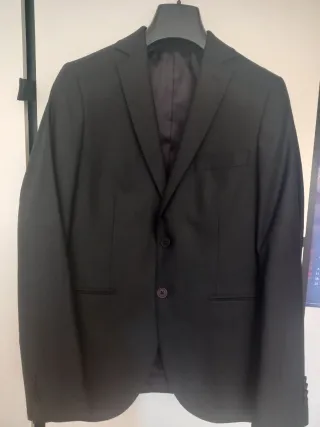 Traje negro y camisa para joven