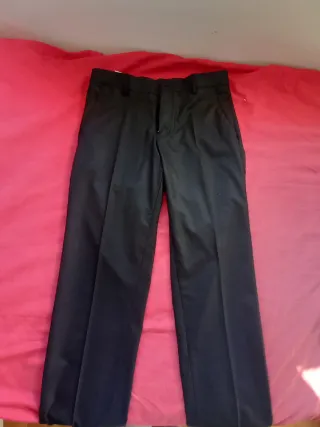 Traje negro y camisa para joven