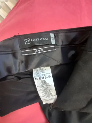 Traje negro y camisa para joven