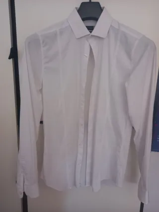 Traje negro y camisa para joven
