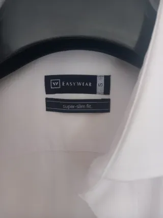 Traje negro y camisa para joven