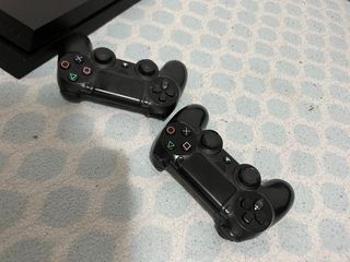 Consola PS4 + 2 Mandos (1 reparar) + cascos