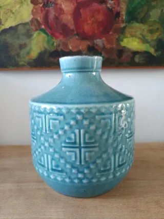 Jarrón azul esmaltado con relieve
