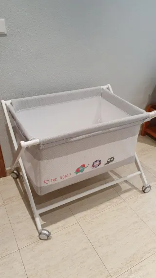Minicuna con ruedas y estampado infantil