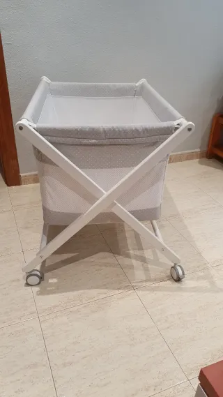 Minicuna con ruedas y estampado infantil