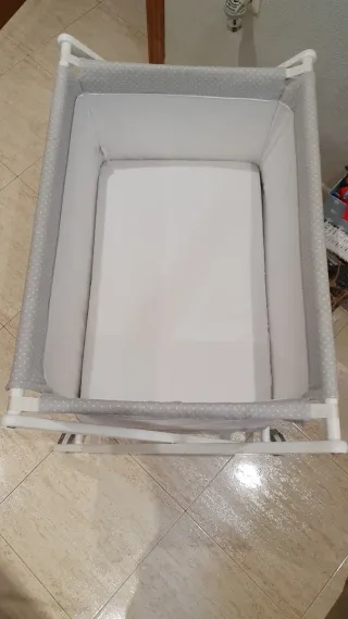 Minicuna con ruedas y estampado infantil