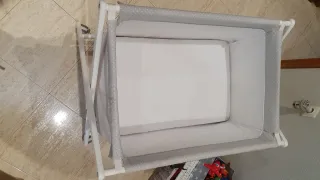 Minicuna con ruedas y estampado infantil