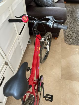 Bicicleta infantil roja