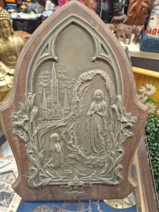 Antigua placa de Lourdes